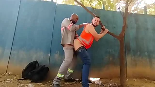 Trabalhadores fudendo no pelo atrás da obra